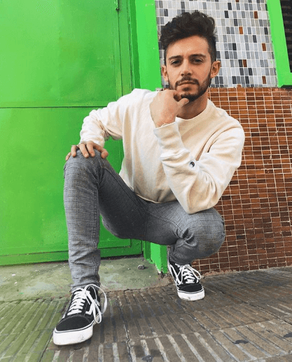 Tiene una especialidad en artes y entretenimiento.