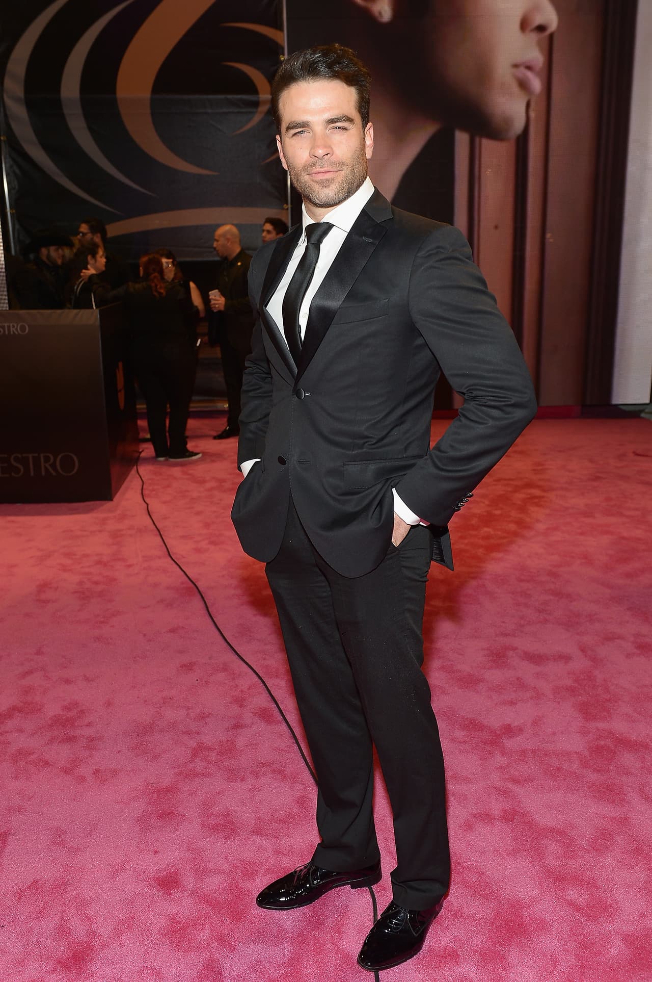 El actor Alejandro Nones desfiló por la alfombra en el 2016.