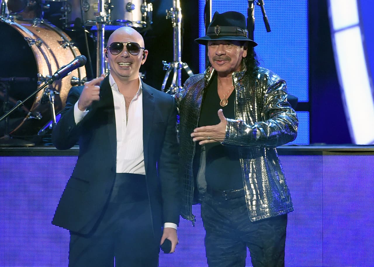 El tema elegido para hacer sonar los riffs de Santana acompañados por la voz de Pitbull fue el clásico 'Oye Cómo Va'.