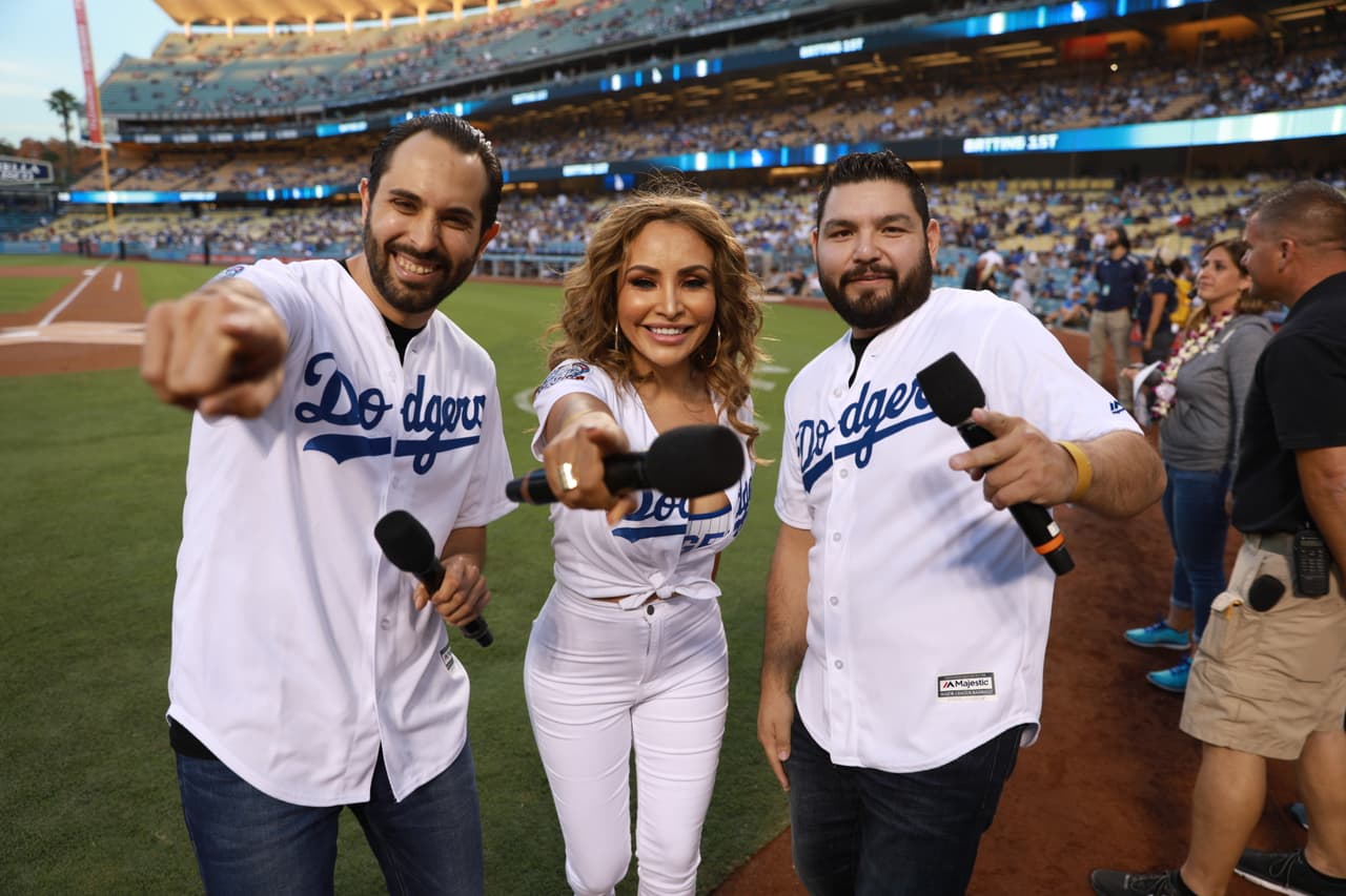 El trío de 
<b>El Free-guey</b> fue galardonado con la oportunidad de lanzar la primera bola en el juego de los Dodgers, este pasado 30 de agosto.