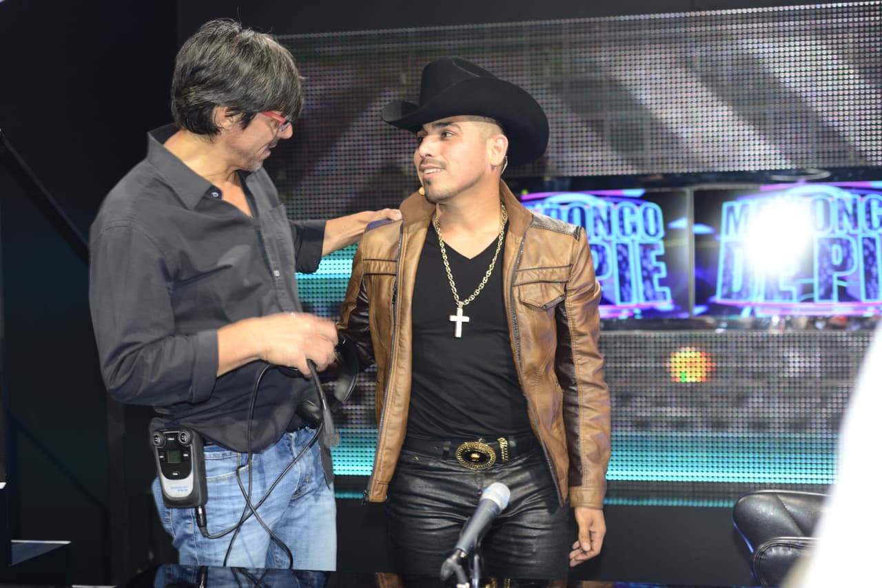 Cuando no están frente a la cámara, los famosos hacen de todo, lo malo es que no se dan cuenta que nuestra cámara indiscreta anda alerta y los está viendo. Así fue como captamos a jueces y capitanes en el detrás de cámaras.