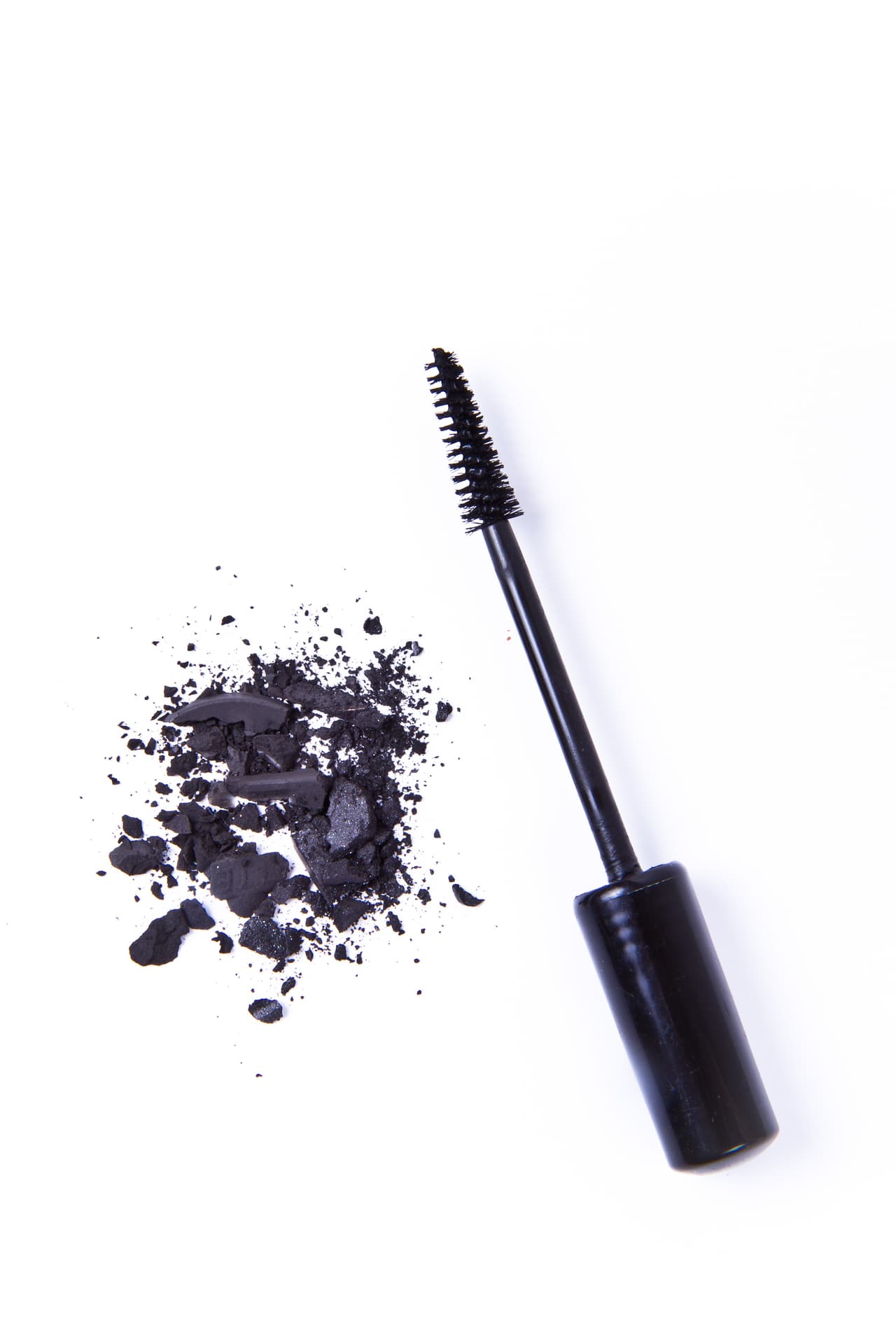 Solo le metes más aire y esto hace que se seque. Mejor solo introduce el cepillo y tomará el producto necesario, cuando sientas que el líquido es espeso y no se desliza suavemente sobre tus pestañas, es tiempo de cambiarlo. Lo más seguro es que tu mirada ya no tenga el mismo efecto.