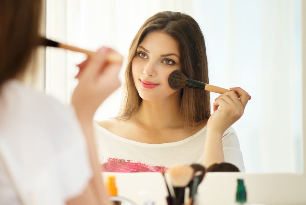 <b>5. Maquillaje. </b>La humedad puede afectar la composición de los productos cosméticos, lo que puede alterar tu piel y desarrollar problemas cutáneos. Asimismo, no debes guardar las brochas porque pueden dañarse fácilmente y cambiar su estado y forma.
