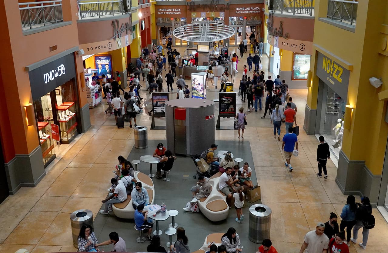 Los centros comerciales como el de Aventura, Dadeland, Dolphin, The Falls, Miami International, Sawgrass y Westland cierran a las 6 pm en Nochebuena y en 
<a href="https://www.univision.com/temas/navidad">Navidad</a> no abren.