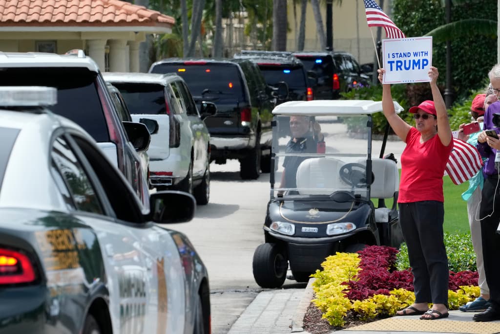 Varios partidarios del expresidente, portando banderas y pancartas, se reunieron en la ruta hacia el Trump National Doral, donde se espera que pase la noche antes de su comparecencia. En la entrada del resort en la avenida 87 y calle 41 hay simpatizantes desde muy temprano.
<b> </b>La policía tiene cerrada la vía y hay fuerte presencia de autoridades.