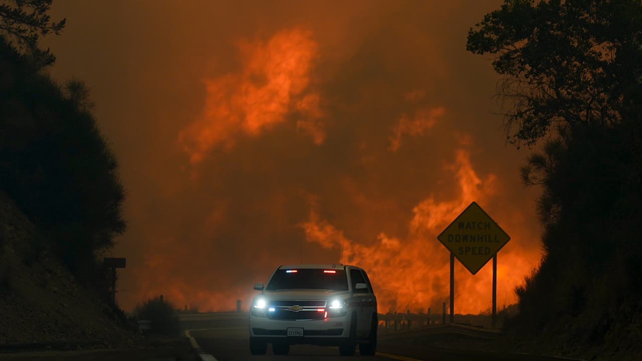 Incendio Line amenaza miles de hogares y quema 20,000 acres en el área de Highland