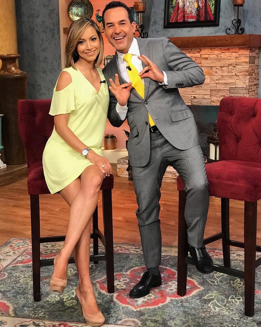 Tal parece que en Despierta América no solo las chicas están muy bien informadas del dictado de la moda, sino también Carlitos Calderón, a quien nuevamente lo vemos sincronizado con sus compañeras.