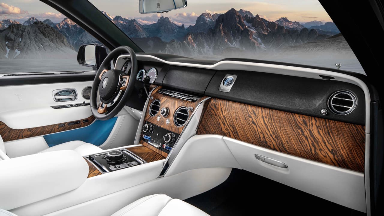 La cabina de la Rolls-Royce Cullinan está equipada con un 
<b>volante más grueso y pequeño</b> que el de cualquier otro vehículo Rolls-Royce, lo cual anticipa que este no es un auto que debes dejar que otros manejen. El asiento del conductor de este Rolls-Royce no es para el chofer.