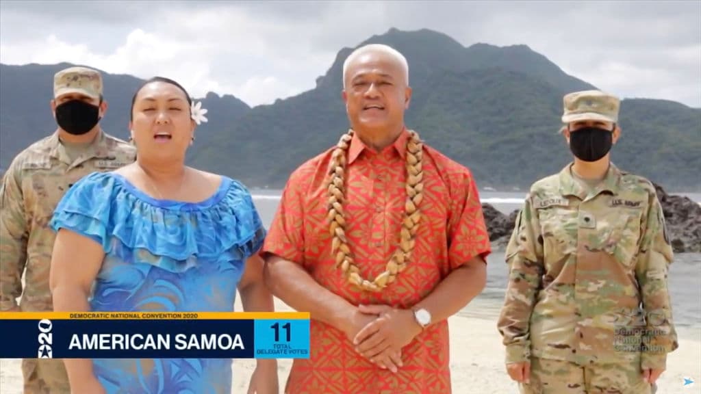 El presidente del Partido Demócrata de la Samoa estadounidense, Alitama Sotao, respalda a Joe Biden durante el proceso de votación para nominar al exvicepresidente como candidato del Partido Demócrata.