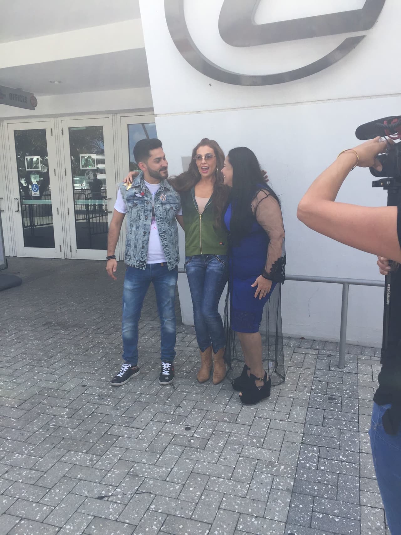 La también actriz de telenovelas derrochó sonrisas y abrazos entre los fans que se dieron cita en el American Airlines Arena para lograr verla.