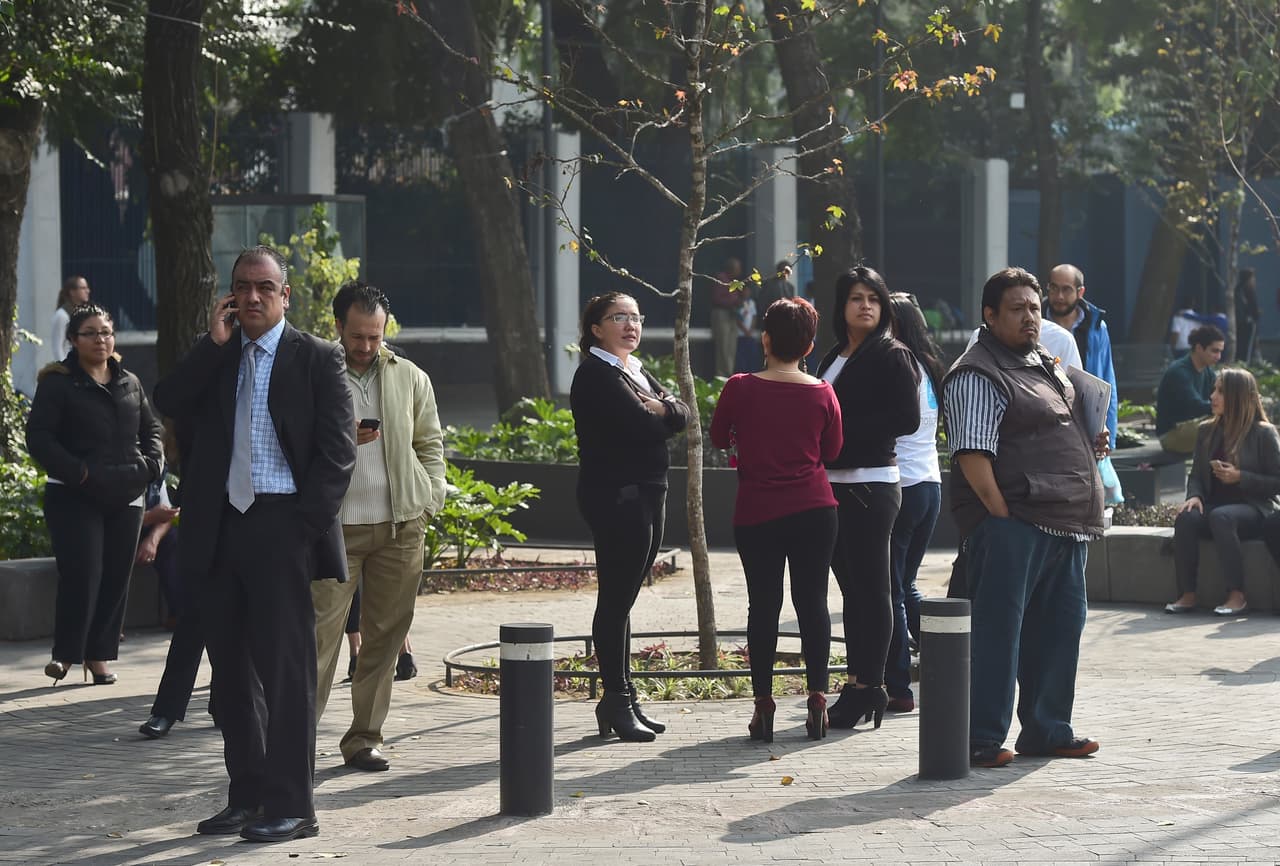 Gente en las calles tras el sismo. (Imagen de Archivo).