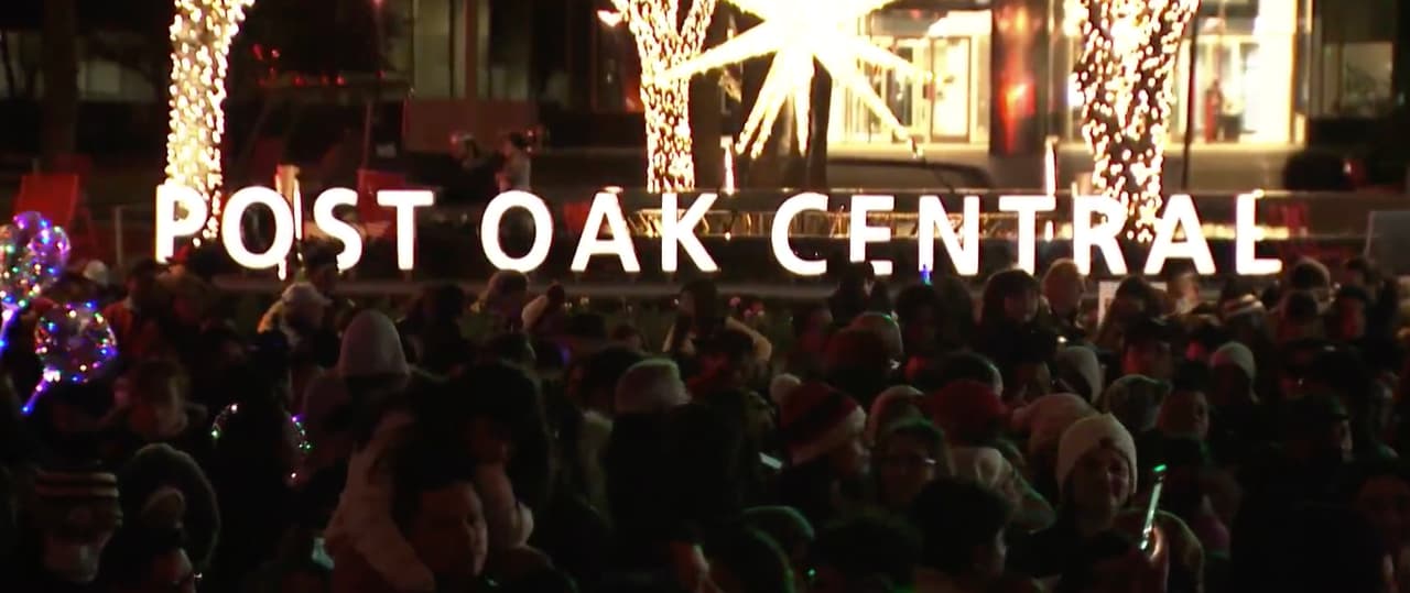 El alumbrado navideño en el área de la Gallería ha sido colocado a lo largo del 
<b><a href="https://www.google.com/maps/place/Post+Oak+Blvd,+Houston,+TX/data=!4m2!3m1!1s0x8640c169521bc0d1:0x9cf207ff6ee7de97?sa=X&ved=2ahUKEwi849XOvLb0AhX3lmoFHbrpB1kQ8gF6BAgMEAE" target="_blank">Boulevar Post Oak</a></b>.