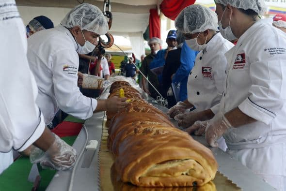 El pan de jamón es un platillo típico navideño, y en esta ocasión se logró preparar uno de 20 metros de largo.