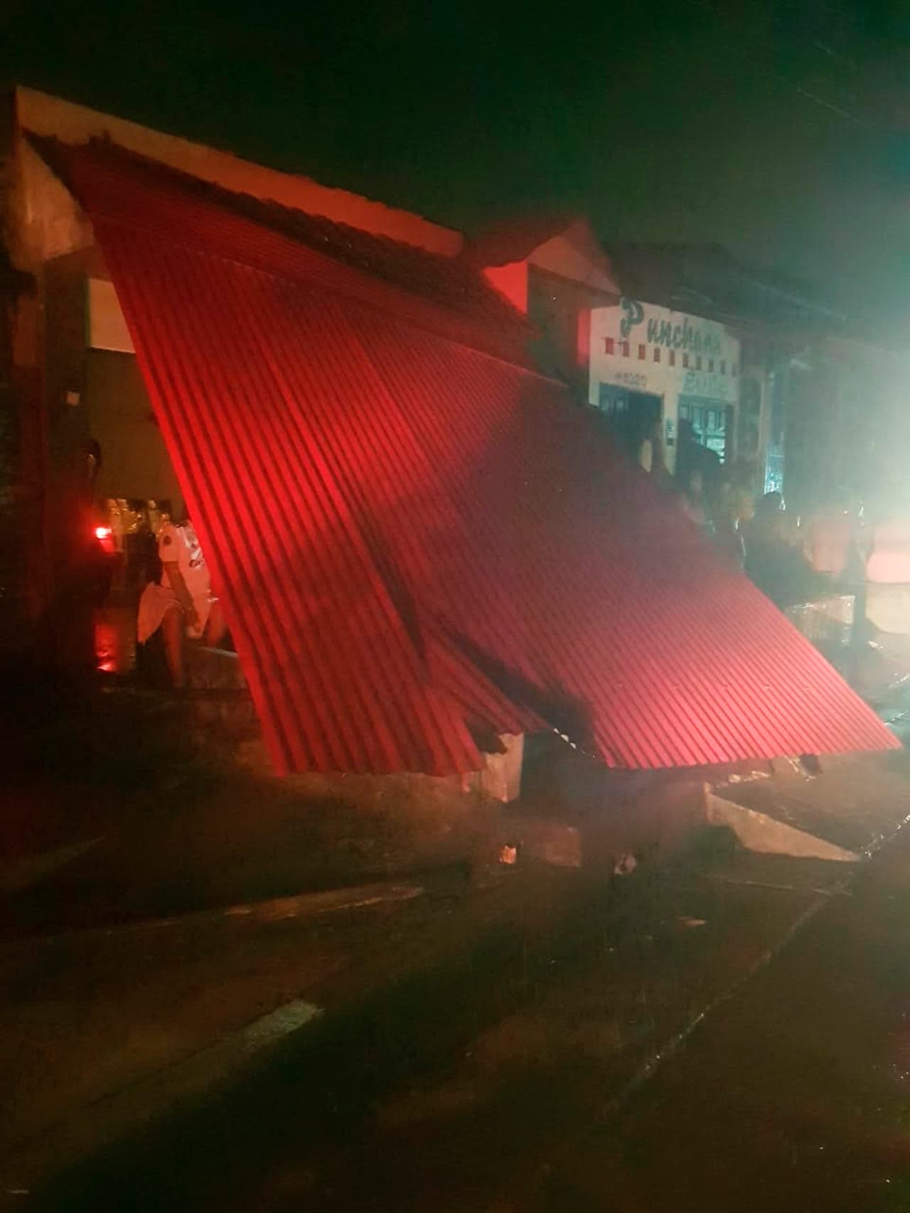 Se han reportado cortes de electricidad y pequeñas réplicas. En esta foto provista por los Bomberos del Perú, los escombros yacen en el suelo después del terremoto en Yurimaguas, Perú.
