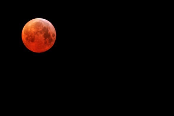 Las "lunas rojas" o eclipse de "sangre" son uno de los eventos que a lo largo de la historia, han estado rodeados de supersticiones y referencias a profecías sobre desastres naturales de gran magnitud, anuncios apocalípticos del fin del mundo y presagios similares debido a una frase bíblica en que se menciona que “la Luna se convertiría en sangre”, lo cual siempre ha dado lugar a muchas especulaciones.
