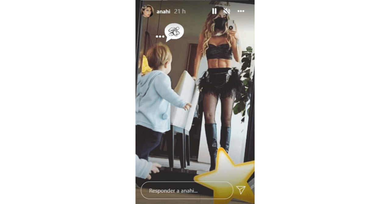 Anahí se vistió como Mia Colucci