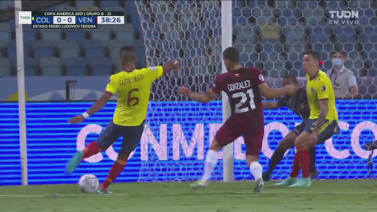 Muriel le calienta las piernas a Faríñez con remate a quemarropa