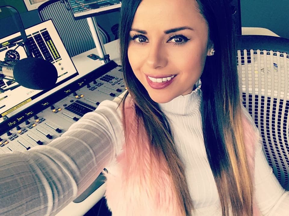 La muñeca era adicta al teléfono móvil, pero desde hace un rato se propuso desintoxicarse y mantenerse cinco horas al día desconectada de se celular. 
<br>