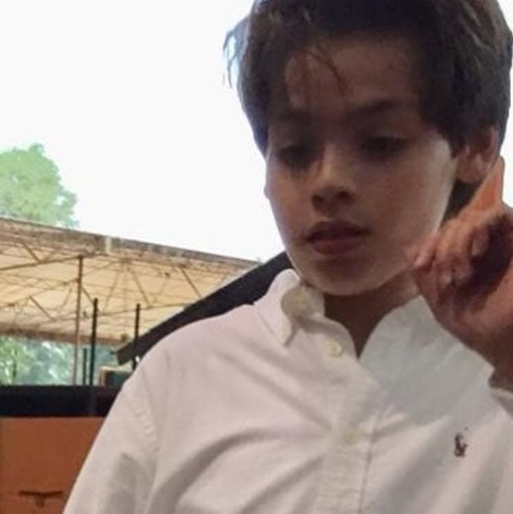 "Tiene que salir y tiene que aprender,
<b>no lo puedo tener encerrado y protegiéndolo</b> en estas cuatro paredes, algún día tendrá que ir a una escuela normal donde tendrá que convivir con otros chavos" aseveró.
<br>