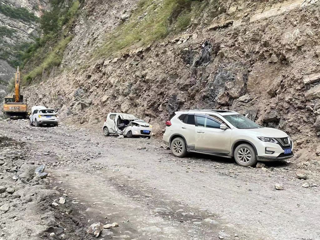 Al menos 21 personas fallecieron después de que un terremoto de magnitud 6.8 sacudió la provincia central de Sichuan a las 12:52 hora local de este lunes.