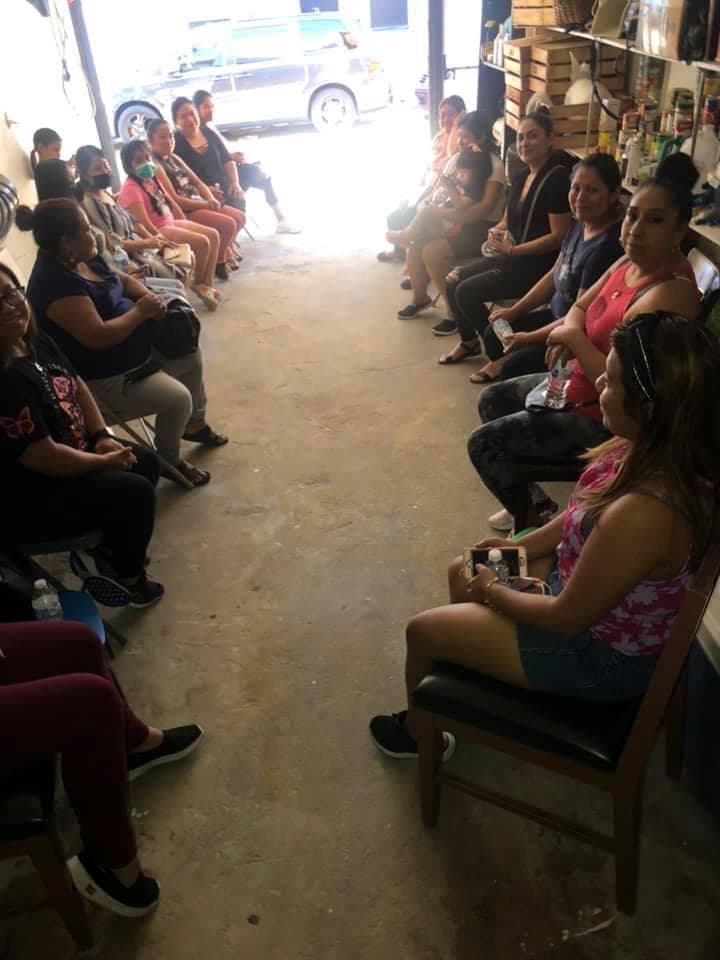 Reyna experimentó la necesidad de emprender y su determinación facilitó que cinco mujeres se unieran al proyecto que actualmente cuenta con 25 empresarias. 
<br>