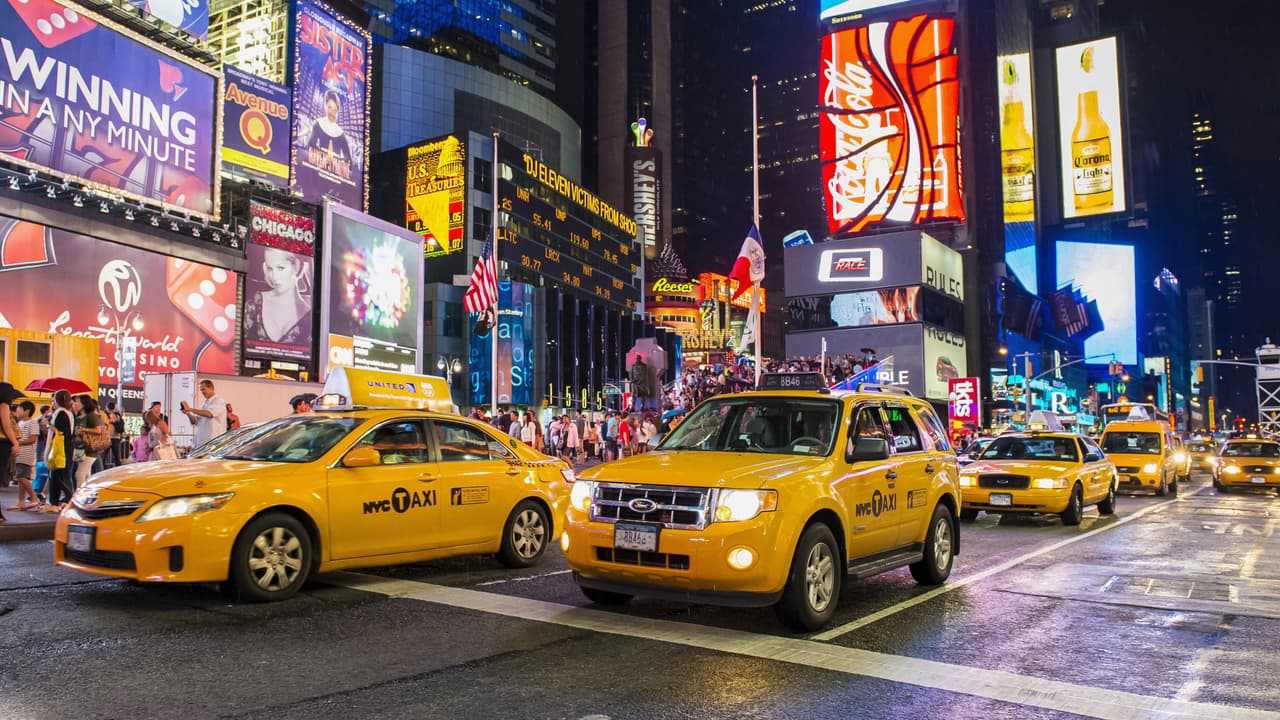 <h3 class="cms-h3-H3">2. Nueva York, Nueva York</h3>
<br>La gran manzana no solo es la segunda ciudad más congestionada en Estados Unidos sino que también 
<b>es la tercera ciudad más congestionada del planeta</b>, solo superada en su desastre automotor por Muscu que ocupó el segundo lugar a nivel mundial y por la ciudad estadounidense que ocupa el primer lugar en este ranking. El ayuntamiento de la ciudad recientemente 
<a href="https://www.univision.com/noticias/autos/por-que-nueva-york-le-piso-el-freno-al-crecimiento-de-uber-y-lyft?hootPostID=ea31c23aa286475122ad93a9d1715d06" target="_blank">suspendió el otorgamiento de licencias</a> para la operación de vehículos para transporte compartido, estilo Uber y Lyft, hasta poder determinar como habían empeorado una situación de tráfico vehícular que ya era catastrófica.
<br>
<br>El chofer neoyorkino promedio pierde el 13% de su tiempo tras en volante en trancas de tráfico, mientras que su trabajador promedio malgasta 
<b>91 horas</b> al año en tráfico cerrado.