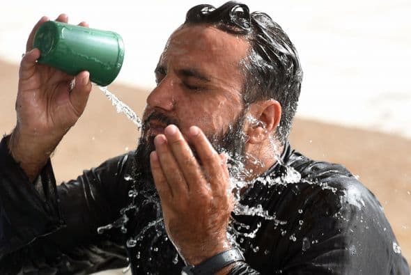 El Comité Central del Ruet-e-Hilal de Karachi emitió una fetua en la que permite la ruptura del ayuno en las extraordinarias circunstancias. Un paquistaní musulmán se refresca con un vaso de agua en una mezquita.