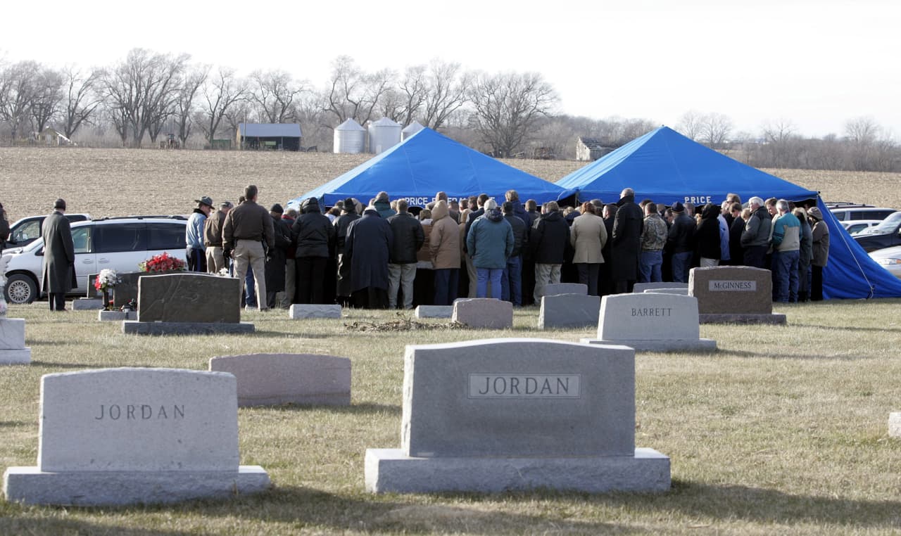 Al momento del crimen, la víctima tenía solo 23 años. El Departamento de Justicia retomó las ejecuciones el 14 de julio, luego de dos décadas. El primero en ser ejecutado fue el supremacista blanco
<a href="https://www.univision.com/noticias/criminalidad/tribunal-autoriza-la-primera-ejecucion-federal-en-17-anos-tras-fracasar-el-intento-de-familiares-del-reo-por-paralizarla">Daniel Lewis Lee</a>, pero le siguieron ya otros seis. Antes de administrarle la inyección letal a Montgomery, tiene programada la muerte de otro reo. De acuerdo con la
<a href="https://apnews.com/article/kidnapping-executions-terre-haute-indiana-3f0528a596ac9ff5572af20799231d94" target="_blank">agencia AP</a>, grupos que se oponen a la pena de muerte han señalado que el presidente
<a href="https://www.univision.com/temas/donald-trump">Donald Trump</a> impulsa esta serie de ejecuciones en plena campaña para elevar su reputación de un líder de "la ley y el orden público".