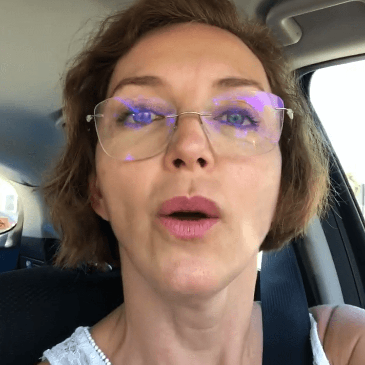 Laura Flores explicó por qué no "se arregla" durante gran parte del día: "Hay una realidad, estoy todo el día con los perros, y estoy trabajado entre los perros, te salpican, sudas, te llenas de pelo. Yo me baño cuando termino con los perros casi para irme a dormir”.