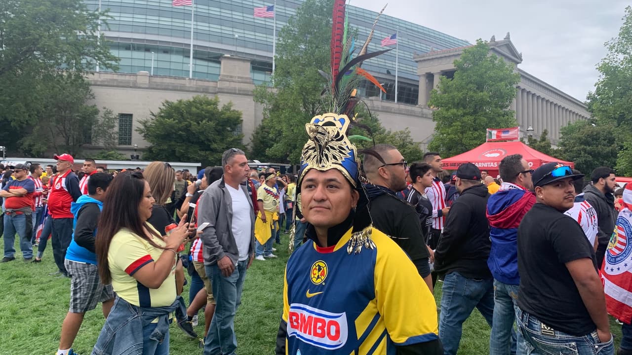 Aficionados de Chivas y América se preparan para el clásico de equipos mexicanos