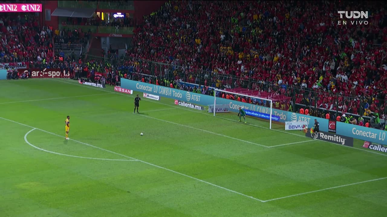 ¡CERCA! Joaquim disparó que se estrella en el poste.