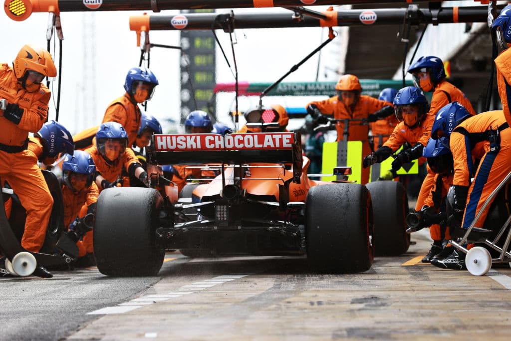 Lewis Hamilton se lleva el Gran Premio de España de la Formula 1. El piloto británico compartió el podio con Max Verstappen de Red Bull, quien cumplió su carrera número 100 y Valtteri Bottas de Mercedes Benz, quien quedó en tercera posición. El mexicano Sergio Pérez obtuvo la quinta posición.
