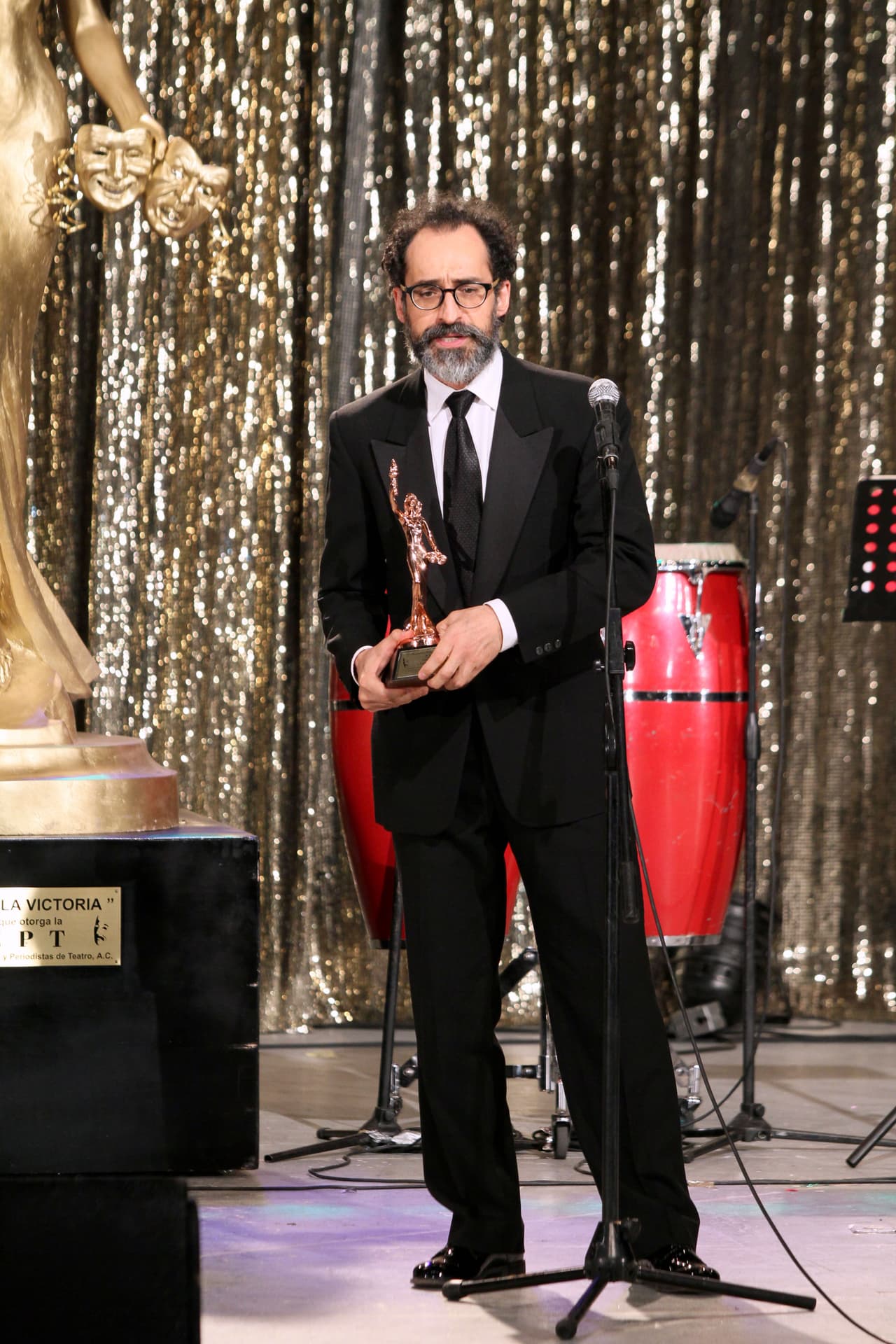 Para terminar su postura sobre el caso, el actor alentó a las personas para que denuncien este tipo de acciones, pero que lo hagan de frente: "Entiendo lo delicado del tema, entiendo la deuda histórica que como género tenemos con el sexo femenino y pido una disculpa en esos términos, 
<b>yo como miembro de mi sexo pido una disculpa por años de vejación</b>, que ha provocado que alguien por no sé que motivos, termine escribiendo lo que escriba".