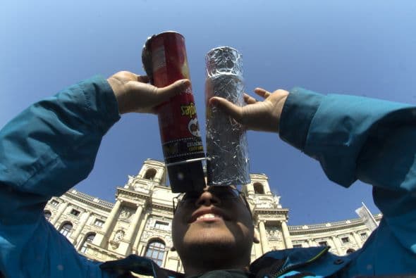 También frente al Museo de Historial Natural en Viena, este hombre utiliza su fabricación artesanal para disfrutar del eclipse.