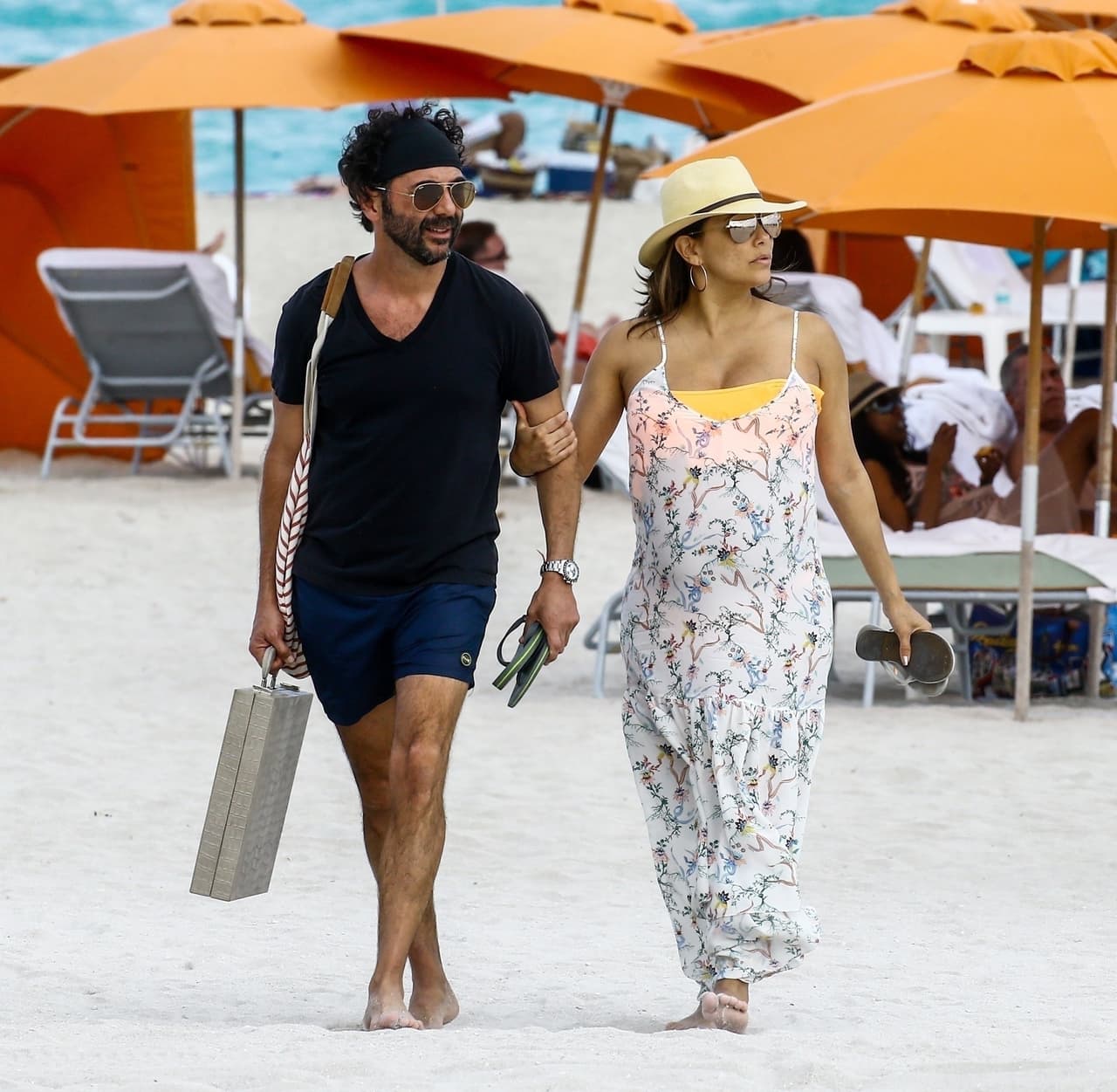 “Conocimos a Eva Longoria a través de su marido, José 'Pepe' Bastón. Él le enseñó 'Gran Hotel' y 'Velvet' y se enamoró de ellas (…) Hizo un primer intento el año pasado que no cuajó, así que contrató a un nuevo guionista (Brian Tanen) y lograron montar un piloto que convenció a la cadena ABC", dijo Ramón Campos, creador de la serie, al diario ABC de España.