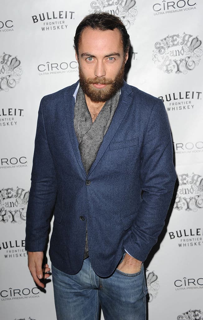 "Celebrar una boda franco-británica es imposible en los próximos meses y es probable que sea difícil en el verano. Prefieren esperar hasta que todos sus invitados puedan asistir y estén felices", agregó al diario.
<br>