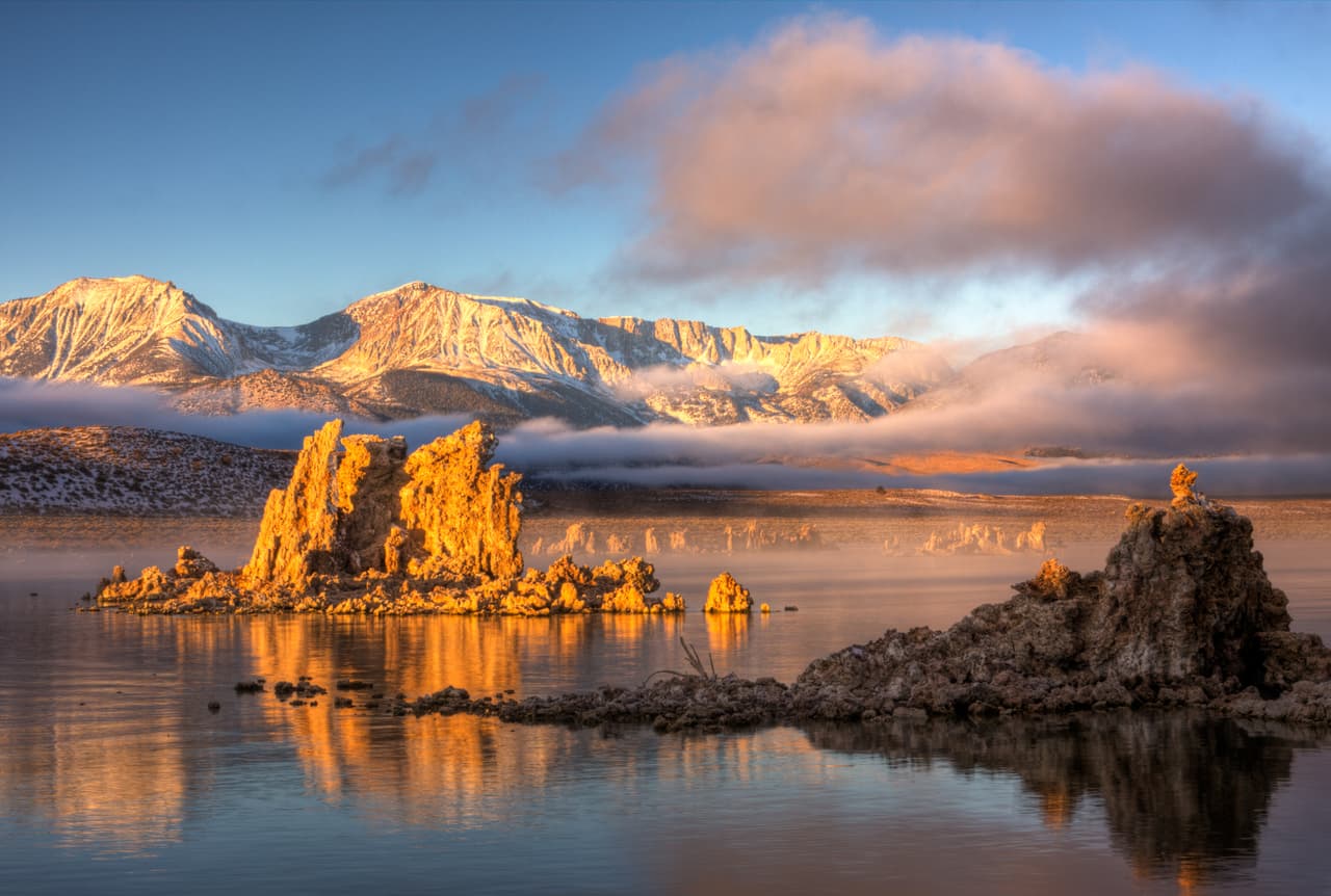 <b>Lago Mono, California</b>
<br>
<br>En este lago del oeste estadounidense las formaciones de carbonato de calcio son abundantes, y estas rocas blanquecinas se colorean con los rayos solares al atardecer. La distancia de las grandes urbes hace que el Lago Mono sea un excelente lugar para observar las estrellas.
<br>