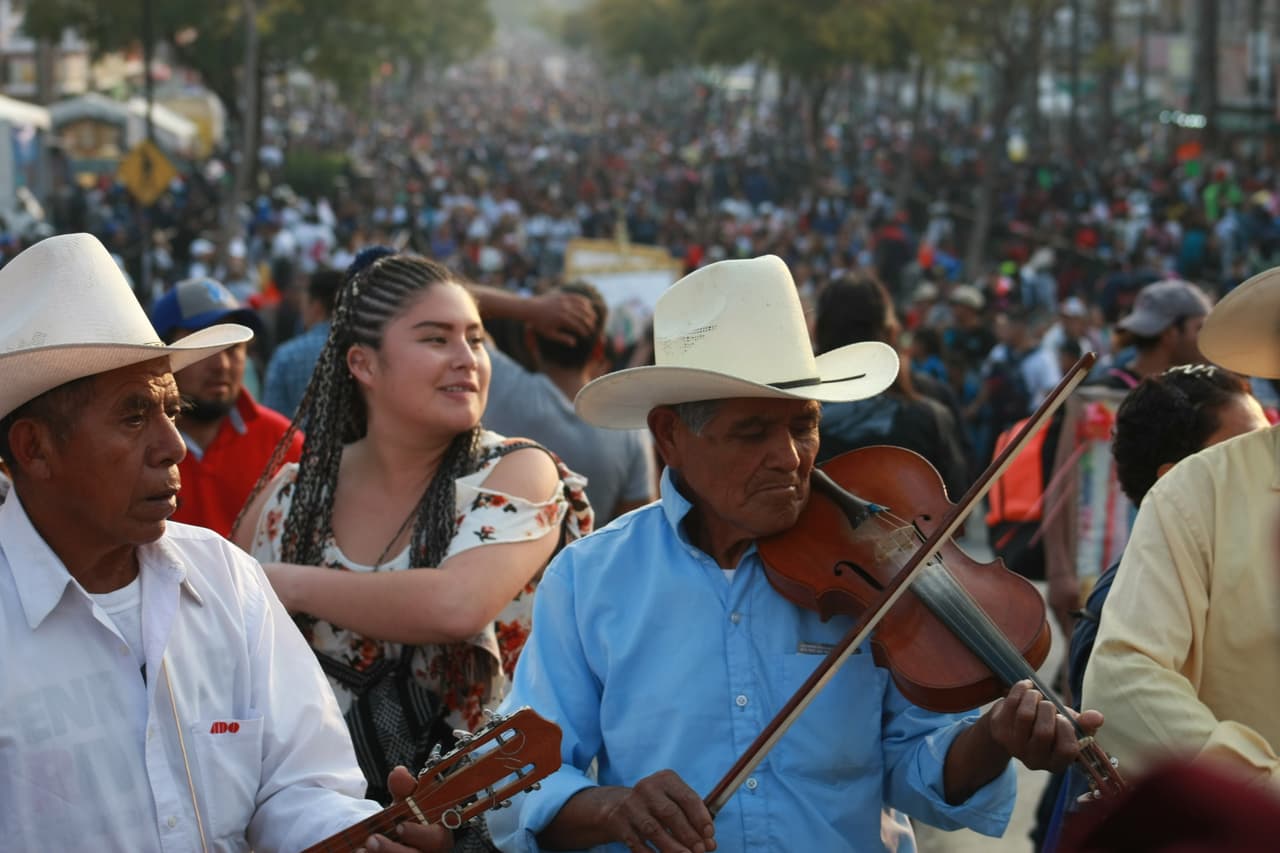 Martínez, quien por primera vez encabeza esta celebración tras su nombramiento en septiembre, dijo que el entorno "nos arrastra a atender los asuntos de este mundo, pensando que solos los podemos resolver, sin darnos cuenta de que no estamos solos".