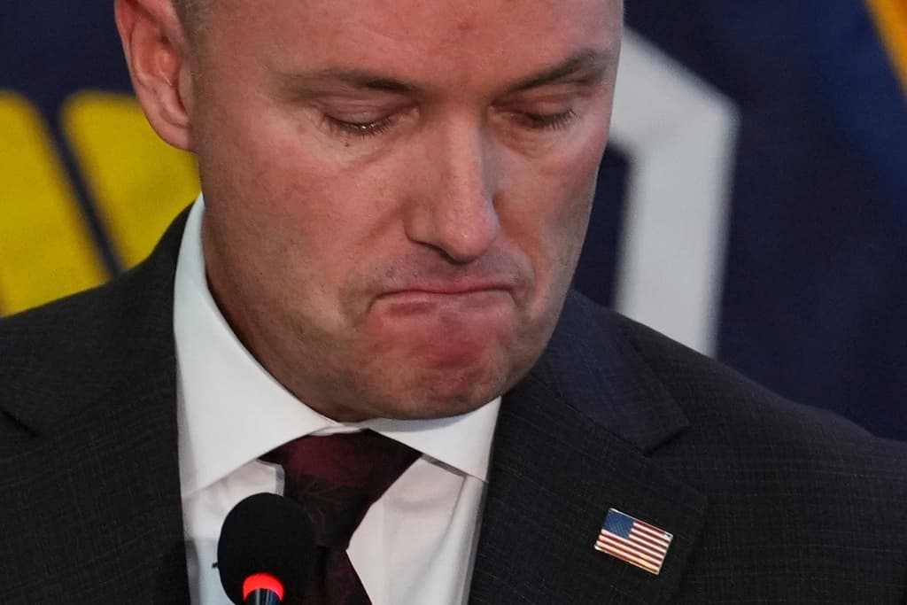 El gobernador de Utah, Spencer Cox, se emocionó en varias ocasiones durante la rueda de prensa. (AP Photo/Lindsay Wasson)