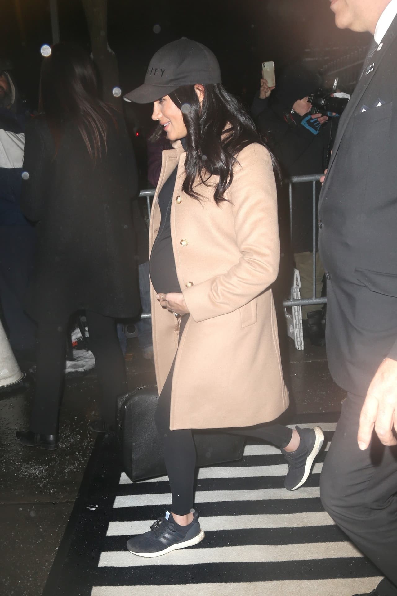 Este martes 6 de agosto el diario británico 
<b><a href="https://www.dailymail.co.uk/news/article-7323039/Meghan-Markle-snuck-baby-shower-avoid-optics-attention-seeker.html" target="_blank">Daily Mail </a></b>reportó, basados en una serie de 
<b>documentos oficiales del Departamento de Estado de EEUU</b>, que la actriz se retiró al final de su estancia por la puerta de servicio del hotel porque quería evitar dar la impresión de que estaba disfrutando de la atención de los medios de comunicación.