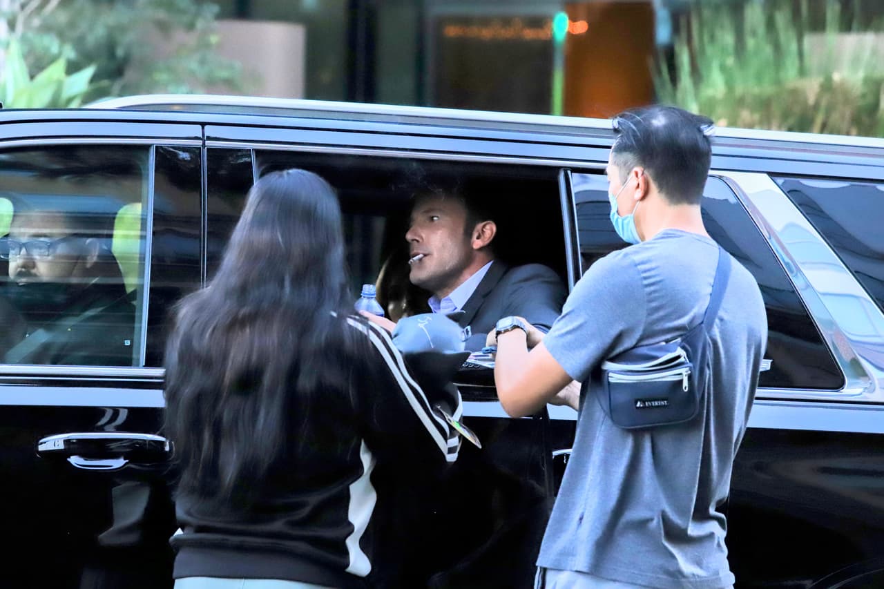 El actor puso pausa un momento con ella para atender a la pareja que se le acercó y desde la ventanilla del auto les firmó los artículos. 
<br>