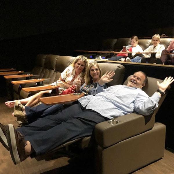 Por eso, aprovechó para consentirse con su esposa en unas nuevas y cómodas salas de Miami: "Anoche fui al nuevo cine en el centro de Miami Silver Spot y vi la película 'Papillon' con Mily y Lizette Du Pond. Muy buena y el cine está excelente Downtown Miami Movies. Los asientos son a mi medida ja ja ja", escribió en Instagram.