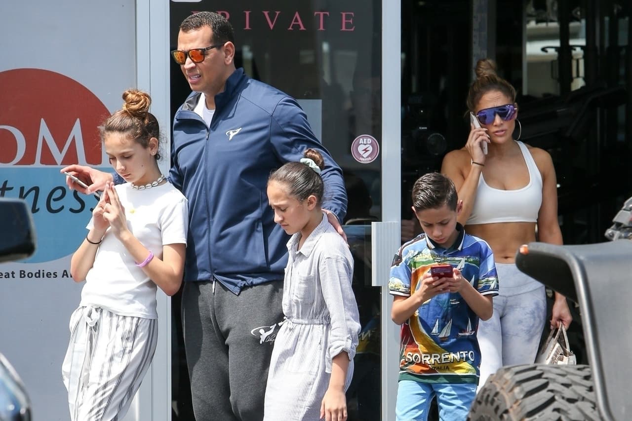 A-Rod, sus dos hijas Ella y Natasha, así como los mellizos de Jennifer López, 
<b><a href="https://www.univision.com/famosos/mas-alla-de-la-faja-de-jlo-esto-sabemos-de-la-graduacion-de-sus-gemelos-y-la-hija-de-a-rod-fotos">Emme y Max</a></b>, acompañarán solo en algunas fechas del tour a la cantante.