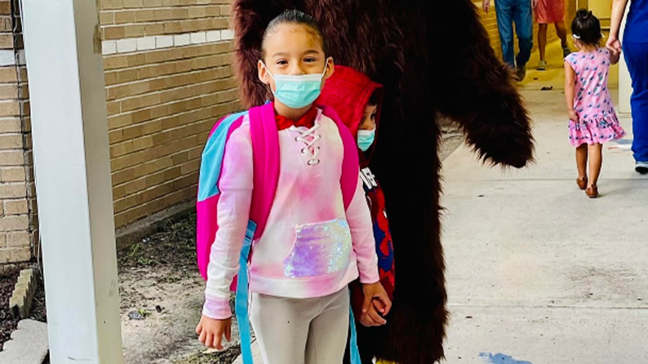 <b>"Aaliyah y Andrew emocionados por su regreso a clases emocionados de ver el águila esperándolos en la entrada bendiciones a todos los niños".</b>