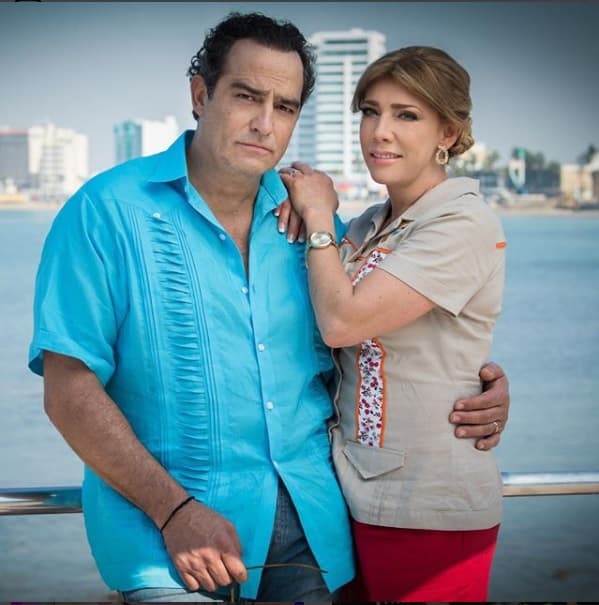 Al comenzar las grabaciones de 'Hijas de la Luna' el actor, de 54 años de edad, pesaba casi 300 libras. En esta imagen podemos notar el cambio, pues lo vemos con la misma camisa.