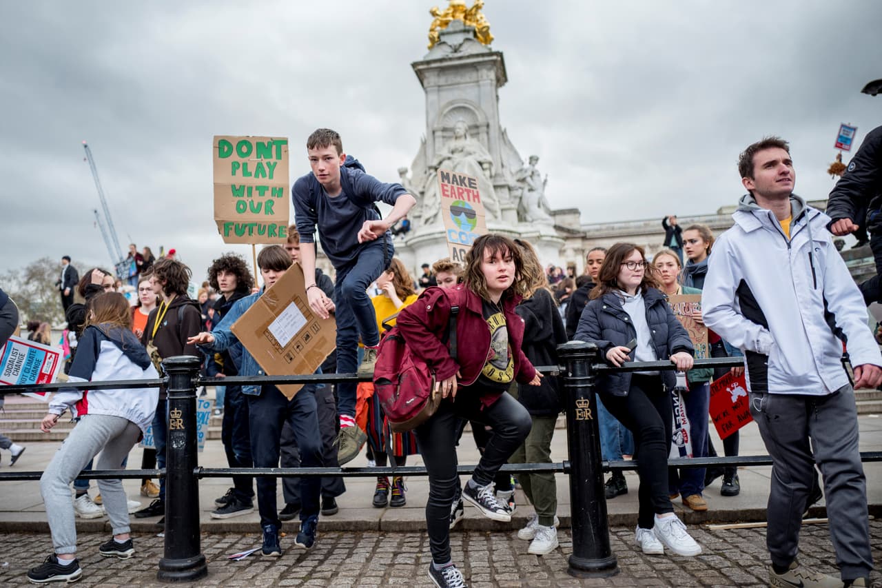 Los jóvenes manifestantes frente al Palacio de Buckingham en 
<b>Londres, Reino Unido</b>. La protesta, que fue llamada ‘Global Strike 4 Climate” (huelga global por el clima, en inglés), fue inspirada por 
<a href="https://www.univision.com/noticias/las-duras-palabras-de-una-nina-a-los-lideres-del-mundo-estan-robando-el-futuro-a-sus-hijos-video" target="_blank">la activista sueca Greta Thunberg, de 16 años,</a> quien comenzó a realizar manifestaciones en solitario frente al Parlamento de Suecia el año pasado. Por sus acciones fue nominada al Premio Nobel de la Paz.