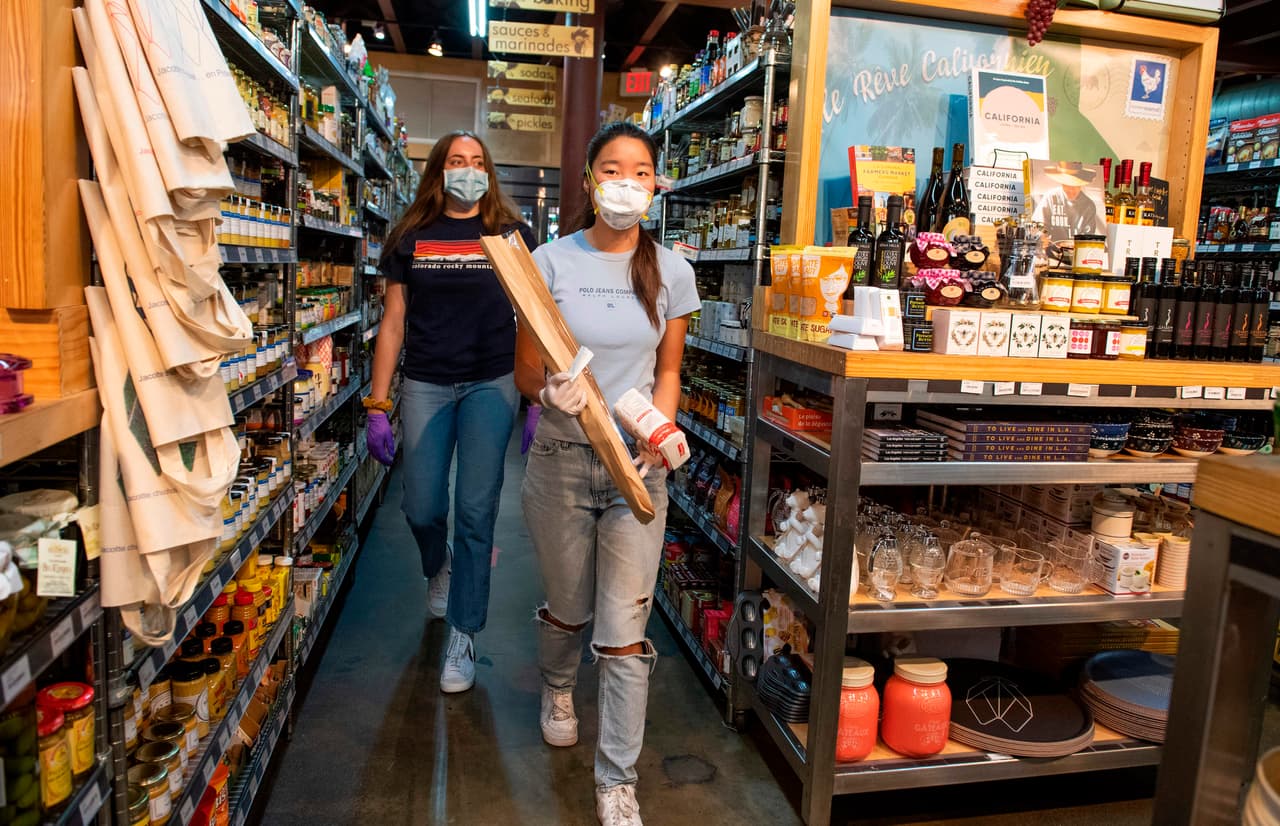 La lista es recibida por un voluntario de la generación Z o "Zoomer" (nacidos después de 1995) y van a un supermercado a recoger los elementos de la lista.