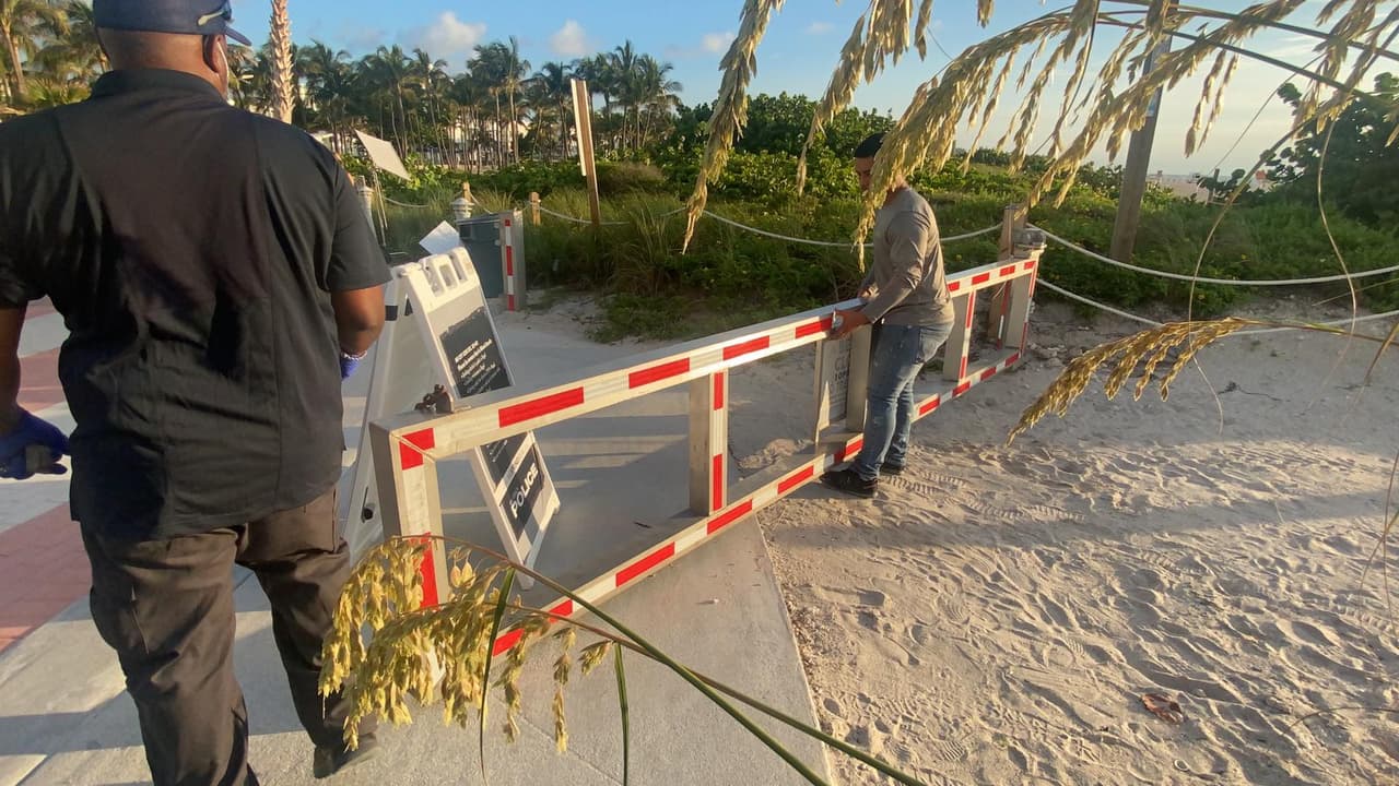 Muy temprano los empleados del condado llegaron a remover las barreras que impedían el ingreso a las playas.