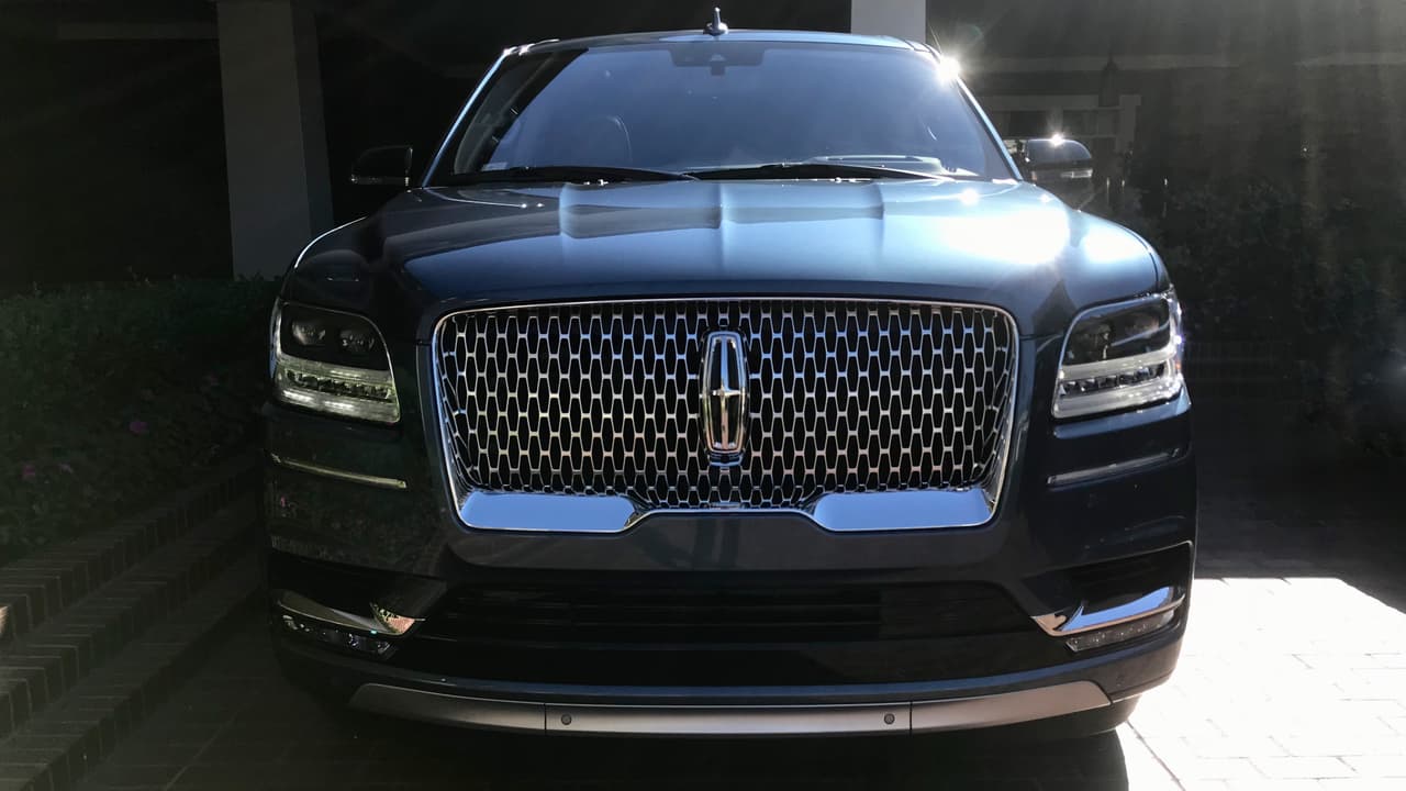 Hasta el momento el frontal de la nueva Lincoln Navigator 2018 constituye la mejor interpretación de la nueva cara de Lincoln que debutó con los sedanes Continental y MKZ.