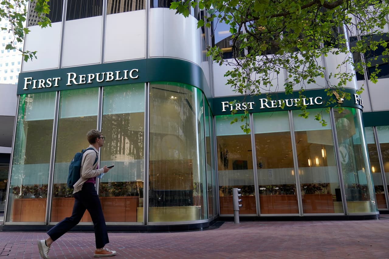 Caída del precio de las acciones del First Republic Bank causa preocupación en Wall Street